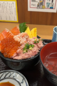 魚屋の台所で朝食の海鮮丼